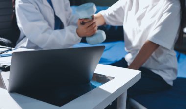 Tanımlanamayan fiziksel terapi sırasında mavi el ağırlığı kullanır