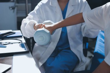 Tanımlanamayan fiziksel terapi sırasında mavi el ağırlığı kullanır