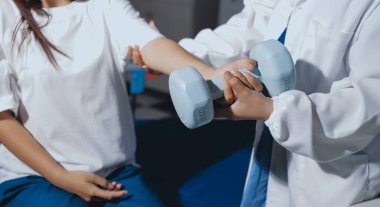 Tanımlanamayan fiziksel terapi sırasında mavi el ağırlığı kullanır