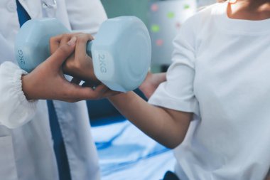 Tanımlanamayan fiziksel terapi sırasında mavi el ağırlığı kullanır