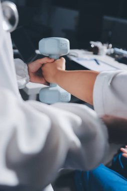 Tanımlanamayan fiziksel terapi sırasında mavi el ağırlığı kullanır