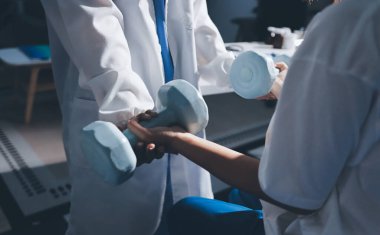 Tanımlanamayan fiziksel terapi sırasında mavi el ağırlığı kullanır