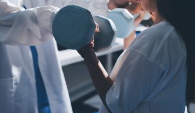 Tanımlanamayan fiziksel terapi sırasında mavi el ağırlığı kullanır