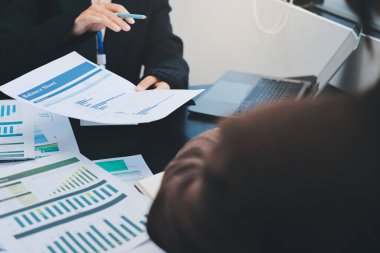 Başarı, alkışlarla izleyiciler ve iş toplantısında mercek alevleriyle birlikte. Başarı veya kutlama, motivasyon ve iş adamları iyi haber veya destek için el çırpıyor