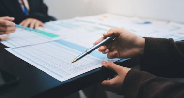 Başarı, alkışlarla izleyiciler ve iş toplantısında mercek alevleriyle birlikte. Başarı veya kutlama, motivasyon ve iş adamları iyi haber veya destek için el çırpıyor