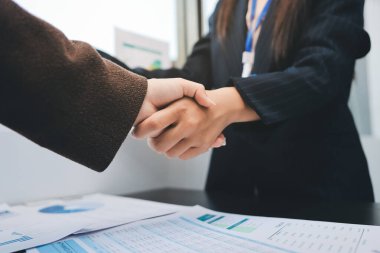 İş adamları ofiste el sıkışıyor. Kontratı imzaladıktan sonra iki iş ortağı el sıkışıyor..