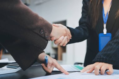 İş adamları ofiste el sıkışıyor. Kontratı imzaladıktan sonra iki iş ortağı el sıkışıyor..