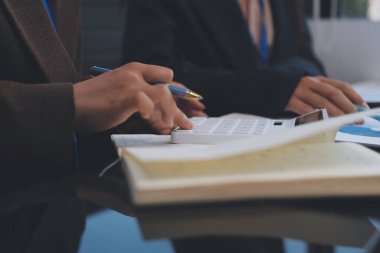 Başarı, alkışlarla izleyiciler ve iş toplantısında mercek alevleriyle birlikte. Başarı veya kutlama, motivasyon ve iş adamları iyi haber veya destek için el çırpıyor