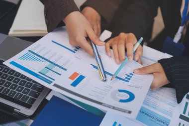 Başarı, alkışlarla izleyiciler ve iş toplantısında mercek alevleriyle birlikte. Başarı veya kutlama, motivasyon ve iş adamları iyi haber veya destek için el çırpıyor