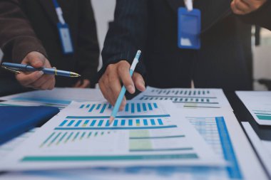 Başarı, alkışlarla izleyiciler ve iş toplantısında mercek alevleriyle birlikte. Başarı veya kutlama, motivasyon ve iş adamları iyi haber veya destek için el çırpıyor