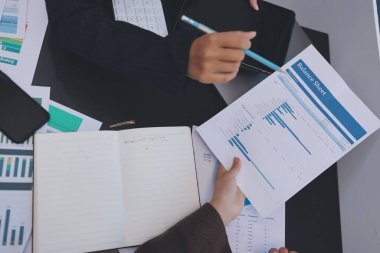 Başarı, alkışlarla izleyiciler ve iş toplantısında mercek alevleriyle birlikte. Başarı veya kutlama, motivasyon ve iş adamları iyi haber veya destek için el çırpıyor