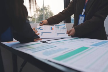 Başarı, alkışlarla izleyiciler ve iş toplantısında mercek alevleriyle birlikte. Başarı veya kutlama, motivasyon ve iş adamları iyi haber veya destek için el çırpıyor