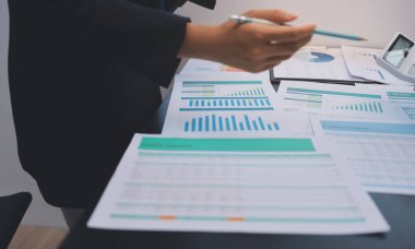 Başarı, alkışlarla izleyiciler ve iş toplantısında mercek alevleriyle birlikte. Başarı veya kutlama, motivasyon ve iş adamları iyi haber veya destek için el çırpıyor