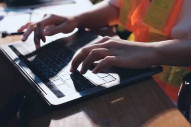 Endüstriyel mühendislerden oluşan bir ekip, fabrikadaki masada bulunan makine planlarını analiz ediyor. Fabrikada ya da üretim tesisinde çalışıyorum..