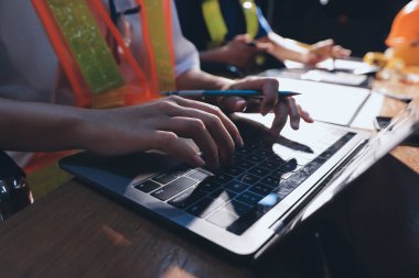 Endüstriyel mühendislerden oluşan bir ekip, fabrikadaki masada bulunan makine planlarını analiz ediyor. Fabrikada ya da üretim tesisinde çalışıyorum..