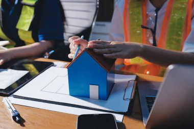 Endüstriyel mühendislerden oluşan bir ekip, fabrikadaki masada bulunan makine planlarını analiz ediyor. Fabrikada ya da üretim tesisinde çalışıyorum..