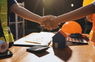 Endüstriyel mühendislerden oluşan bir ekip, fabrikadaki masada bulunan makine planlarını analiz ediyor. Fabrikada ya da üretim tesisinde çalışıyorum..