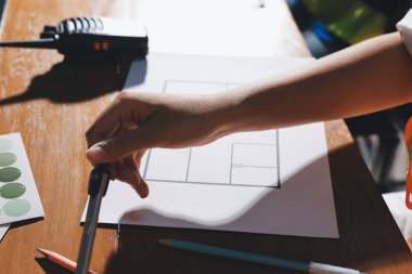 Endüstriyel mühendislerden oluşan bir ekip, fabrikadaki masada bulunan makine planlarını analiz ediyor. Fabrikada ya da üretim tesisinde çalışıyorum..