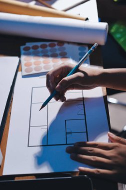 Endüstriyel mühendislerden oluşan bir ekip, fabrikadaki masada bulunan makine planlarını analiz ediyor. Fabrikada ya da üretim tesisinde çalışıyorum..