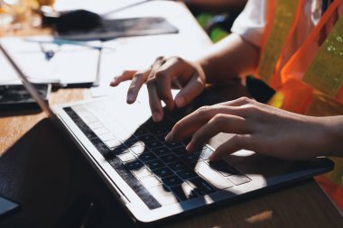 Endüstriyel mühendislerden oluşan bir ekip, fabrikadaki masada bulunan makine planlarını analiz ediyor. Fabrikada ya da üretim tesisinde çalışıyorum..