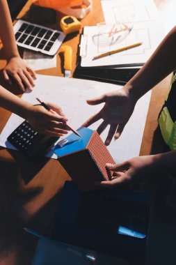 Endüstriyel mühendislerden oluşan bir ekip, fabrikadaki masada bulunan makine planlarını analiz ediyor. Fabrikada ya da üretim tesisinde çalışıyorum..