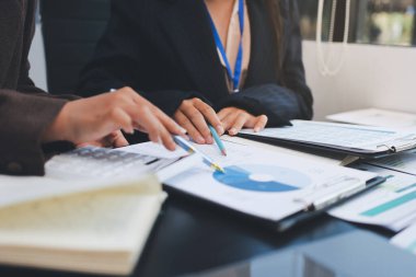 Başarı, alkışlarla izleyiciler ve iş toplantısında mercek alevleriyle birlikte. Başarı veya kutlama, motivasyon ve iş adamları iyi haber veya destek için el çırpıyor