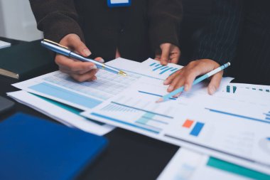 Başarı, alkışlarla izleyiciler ve iş toplantısında mercek alevleriyle birlikte. Başarı veya kutlama, motivasyon ve iş adamları iyi haber veya destek için el çırpıyor