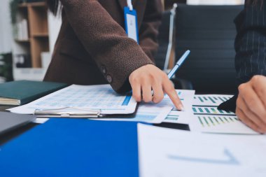 Başarı, alkışlarla izleyiciler ve iş toplantısında mercek alevleriyle birlikte. Başarı veya kutlama, motivasyon ve iş adamları iyi haber veya destek için el çırpıyor