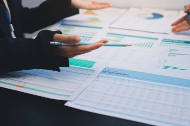 Başarı, alkışlarla izleyiciler ve iş toplantısında mercek alevleriyle birlikte. Başarı veya kutlama, motivasyon ve iş adamları iyi haber veya destek için el çırpıyor