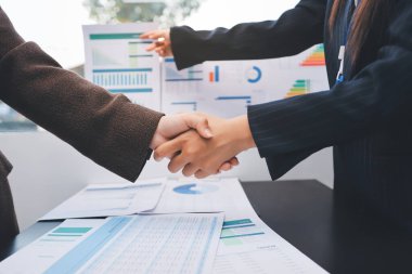 İş adamları ofiste el sıkışıyor. Kontratı imzaladıktan sonra iki iş ortağı el sıkışıyor..