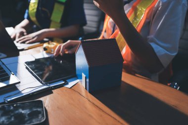 Endüstriyel mühendislerden oluşan bir ekip, fabrikadaki masada bulunan makine planlarını analiz ediyor. Fabrikada ya da üretim tesisinde çalışıyorum..