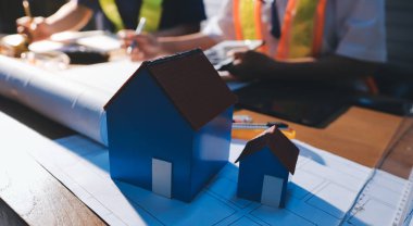 Endüstriyel mühendislerden oluşan bir ekip, fabrikadaki masada bulunan makine planlarını analiz ediyor. Fabrikada ya da üretim tesisinde çalışıyorum..