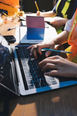 Endüstriyel mühendislerden oluşan bir ekip, fabrikadaki masada bulunan makine planlarını analiz ediyor. Fabrikada ya da üretim tesisinde çalışıyorum..