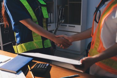 Endüstriyel mühendislerden oluşan bir ekip, fabrikadaki masada bulunan makine planlarını analiz ediyor. Fabrikada ya da üretim tesisinde çalışıyorum..