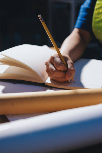 Крупный план работы группы инженеров-технологов анализирует чертежи машин и консультирует проект за столом на заводе-изготовителе. Работа на заводе-изготовителе.