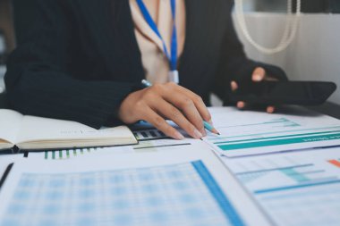 Başarı, alkışlarla izleyiciler ve iş toplantısında mercek alevleriyle birlikte. Başarı veya kutlama, motivasyon ve iş adamları iyi haber veya destek için el çırpıyor