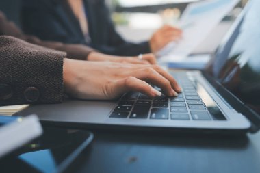 Başarı, alkışlarla izleyiciler ve iş toplantısında mercek alevleriyle birlikte. Başarı veya kutlama, motivasyon ve iş adamları iyi haber veya destek için el çırpıyor