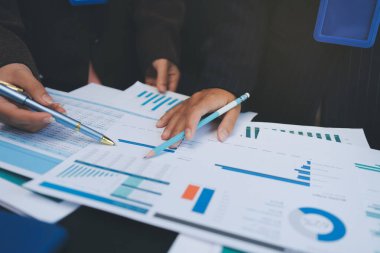 Başarı, alkışlarla izleyiciler ve iş toplantısında mercek alevleriyle birlikte. Başarı veya kutlama, motivasyon ve iş adamları iyi haber veya destek için el çırpıyor