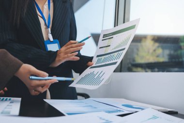 Başarı, alkışlarla izleyiciler ve iş toplantısında mercek alevleriyle birlikte. Başarı veya kutlama, motivasyon ve iş adamları iyi haber veya destek için el çırpıyor