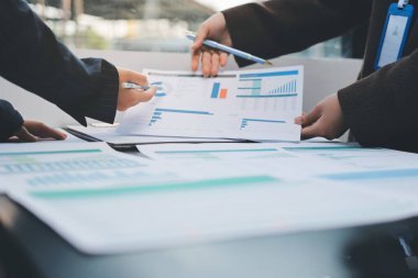 Başarı, alkışlarla izleyiciler ve iş toplantısında mercek alevleriyle birlikte. Başarı veya kutlama, motivasyon ve iş adamları iyi haber veya destek için el çırpıyor