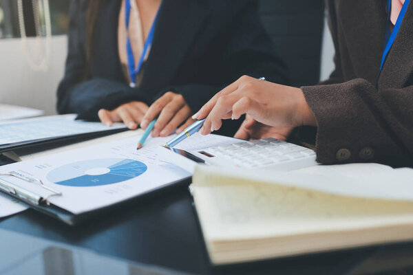 Успех, аудитория с аплодисментами и деловая встреча на работе с бликом объектива вместе. Достижение или празднование, мотивация и предприниматели хлопают в ладоши за хорошие новости или поддержку