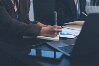 Başarı, alkışlarla izleyiciler ve iş toplantısında mercek alevleriyle birlikte. Başarı veya kutlama, motivasyon ve iş adamları iyi haber veya destek için el çırpıyor