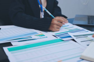 Başarı, alkışlarla izleyiciler ve iş toplantısında mercek alevleriyle birlikte. Başarı veya kutlama, motivasyon ve iş adamları iyi haber veya destek için el çırpıyor