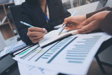 Başarı, alkışlarla izleyiciler ve iş toplantısında mercek alevleriyle birlikte. Başarı veya kutlama, motivasyon ve iş adamları iyi haber veya destek için el çırpıyor