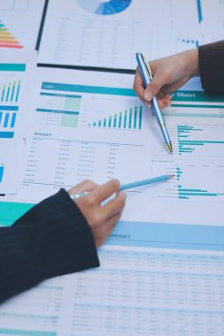 Başarı, alkışlarla izleyiciler ve iş toplantısında mercek alevleriyle birlikte. Başarı veya kutlama, motivasyon ve iş adamları iyi haber veya destek için el çırpıyor