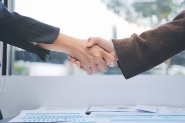 İş adamları ofiste el sıkışıyor. Kontratı imzaladıktan sonra iki iş ortağı el sıkışıyor..