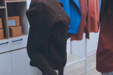 Küçük işletmeler kurma portresi KOBİ sahipleri ve iki Asyalı kadın online siparişleri kontrol ediyor. Ev işlerinde çalışan kutucuklarla çalışan ürünleri satıyorlar.