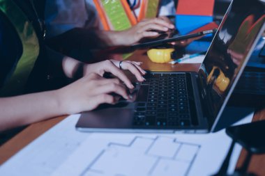 Endüstriyel mühendislerden oluşan bir ekip, fabrikadaki masada bulunan makine planlarını analiz ediyor. Fabrikada ya da üretim tesisinde çalışıyorum..