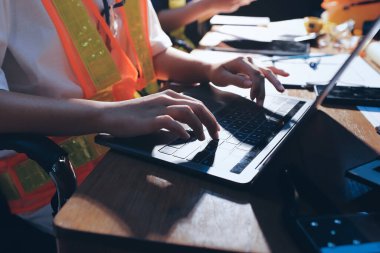 Endüstriyel mühendislerden oluşan bir ekip, fabrikadaki masada bulunan makine planlarını analiz ediyor. Fabrikada ya da üretim tesisinde çalışıyorum..