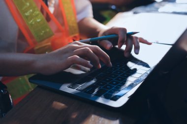 Endüstriyel mühendislerden oluşan bir ekip, fabrikadaki masada bulunan makine planlarını analiz ediyor. Fabrikada ya da üretim tesisinde çalışıyorum..